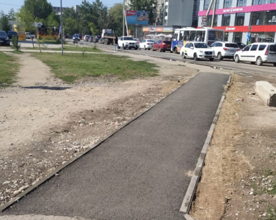 Тротуар на 40-летия Победы начали делать